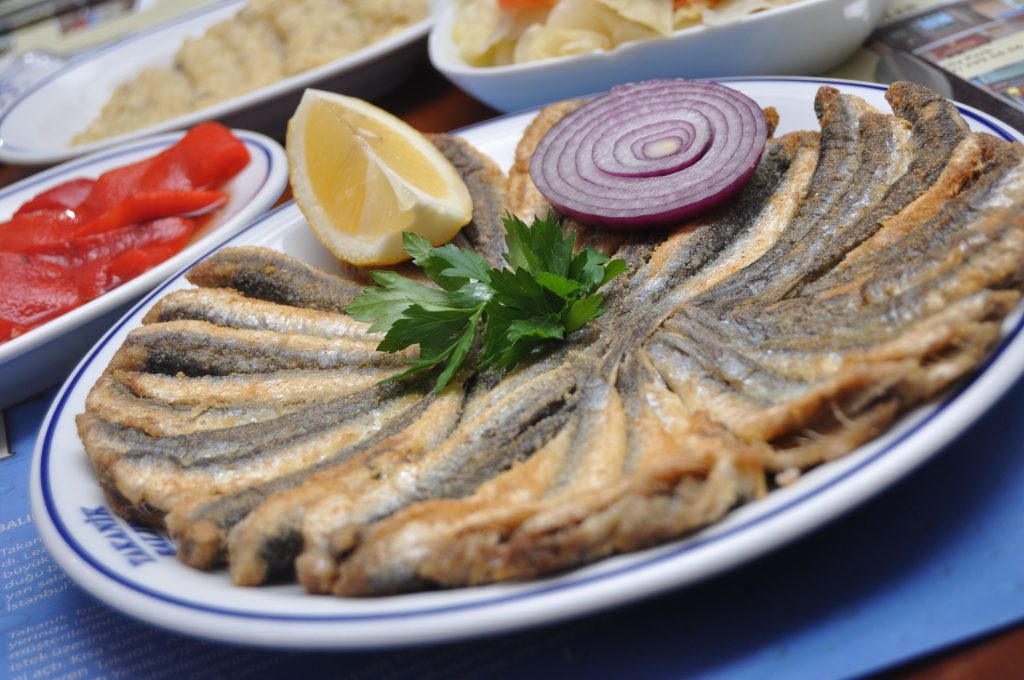 Hamsi tava yapımı için gereken malzemeler, en iyi pişirme yöntemi, lezzetli sos tarifleri ve yan lezzet önerileri. Pratik hamsi tava tarifi ve püf noktaları.