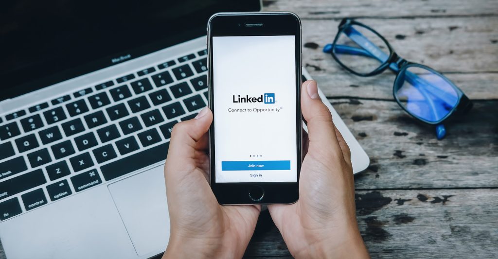 Linkedin profili oluşturma rehberi: Profil resmi seçimi, başlık oluşturma, beceri ve deneyim bölümleri, eğitim ve sertifikalar, proje anlatımı, dil yetenekleri ve içerik paylaşımı.