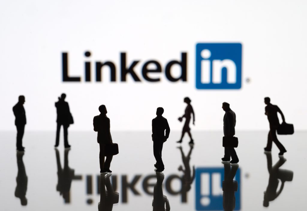 Linkedin profili oluşturma rehberi: Profil resmi seçimi, başlık oluşturma, beceri ve deneyim bölümleri, eğitim ve sertifikalar, proje anlatımı, dil yetenekleri ve içerik paylaşımı.