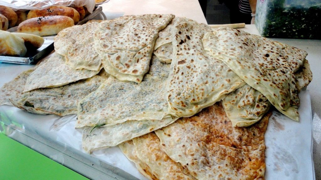 Lezzetli Saç böreği, nasıl yapılır, püf noktaları ve servis önerileri. Saç böreği tarifi adım adım anlatılıyor. Kolay ve lezzetli saç böreği yapımı.