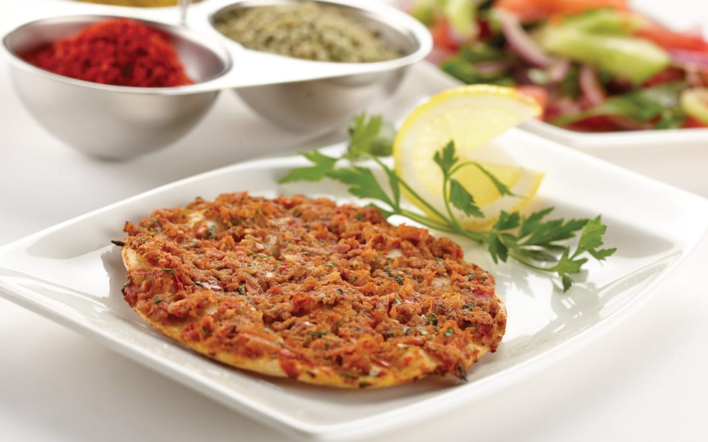 Fındık lahmacun tarifinin malzemeleri, hamurunun yapılışı, iç harcın hazırlanması, fırında pişirme süreci, püf noktaları ve tarifleri hakkında bilgiler