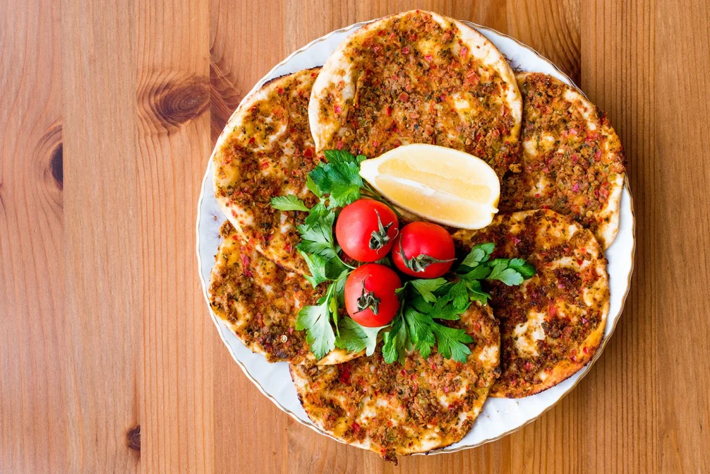 Fındık lahmacun tarifinin malzemeleri, hamurunun yapılışı, iç harcın hazırlanması, fırında pişirme süreci, püf noktaları ve  tarifleri hakkında bilgiler