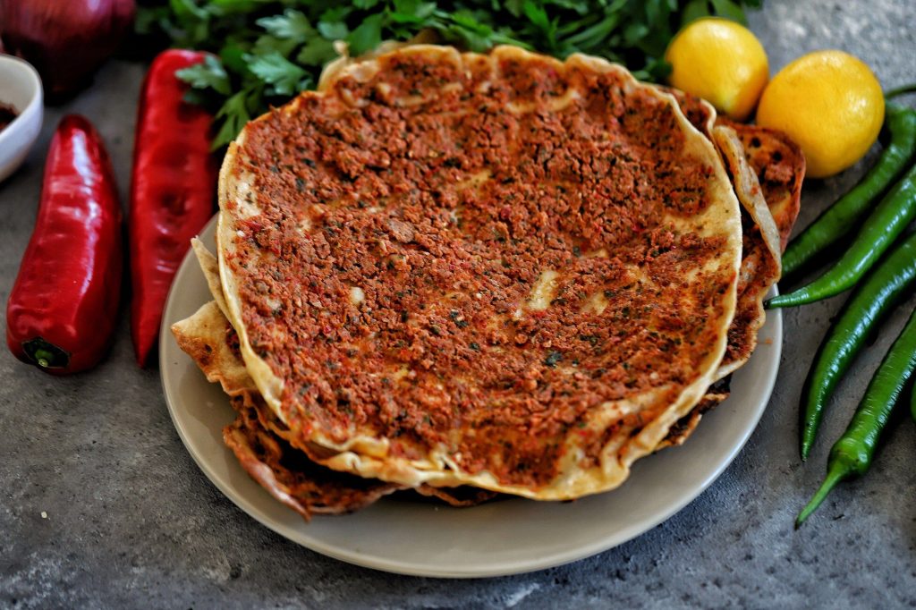 Fındık lahmacun tarifinin malzemeleri, hamurunun yapılışı, iç harcın hazırlanması, fırında pişirme süreci, püf noktaları ve  tarifleri hakkında bilgiler