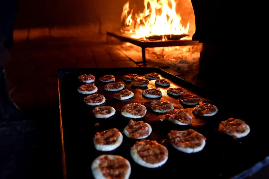 Fındık lahmacun tarifinin malzemeleri, hamurunun yapılışı, iç harcın hazırlanması, fırında pişirme süreci, püf noktaları ve  tarifleri hakkında bilgiler