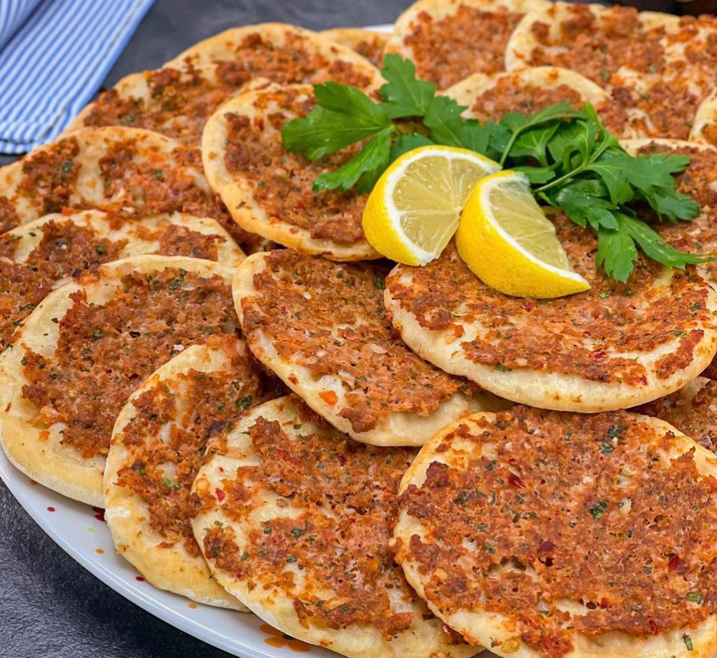 Fındık lahmacununun tarihi, malzemeleri, hamurunun yapılışı, iç harcın hazırlanması, fırında pişirme süreci, püf noktaları, besin değerleri ve alternatif tarifleri hakkında detaylı bilgiler vereceğim.