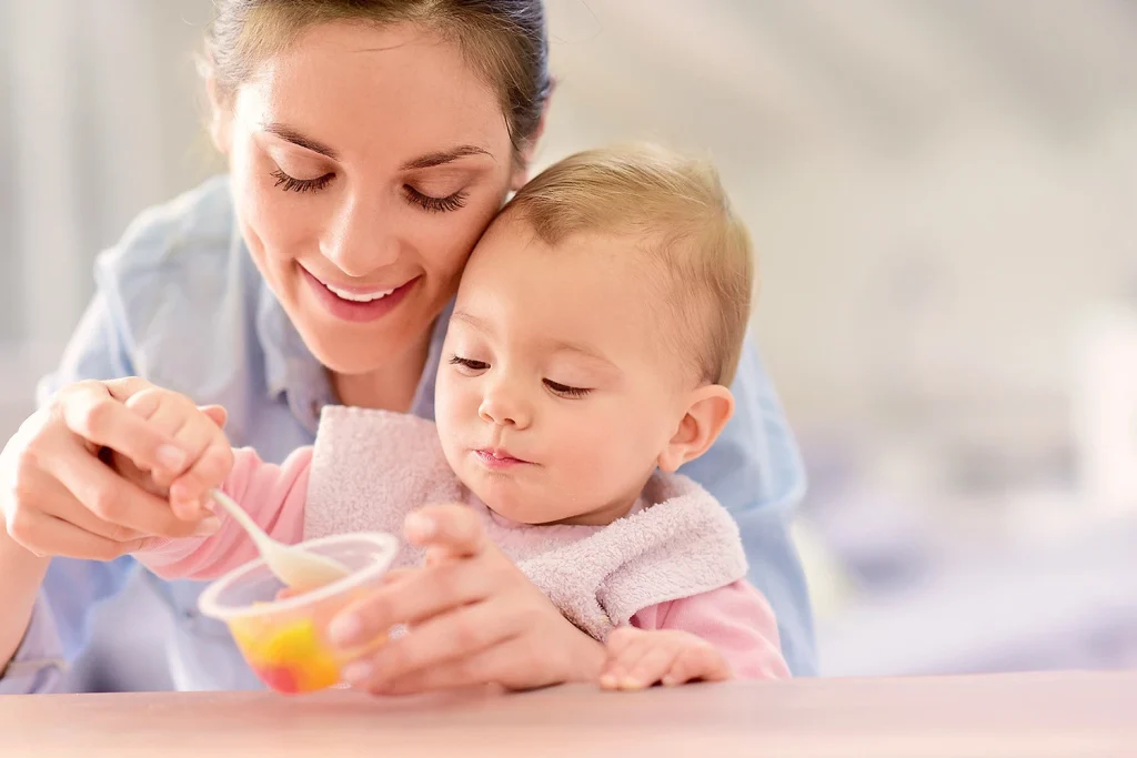 Bebekler İçin Sağlıklı beslenme alışkanlıkları kazanması için çeşitli besinleri deneyerek demir ve vitamin alımını dengeleyin.