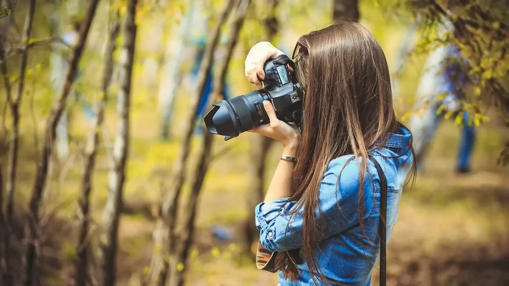 Etkileyici Fotoğrafçılık farklı açılardan çekim yapın. Kompozisyon kurallarına uyarak odak noktasını belirleyin ve renk/kontrast ayarlarına dikkat edin. 