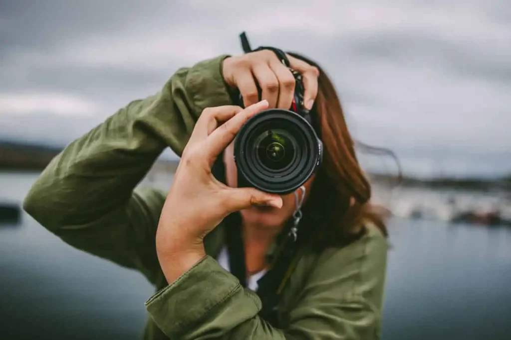 Etkileyici Fotoğrafçılık farklı açılardan çekim yapın. Kompozisyon kurallarına uyarak odak noktasını belirleyin ve renk/kontrast ayarlarına dikkat edin. 