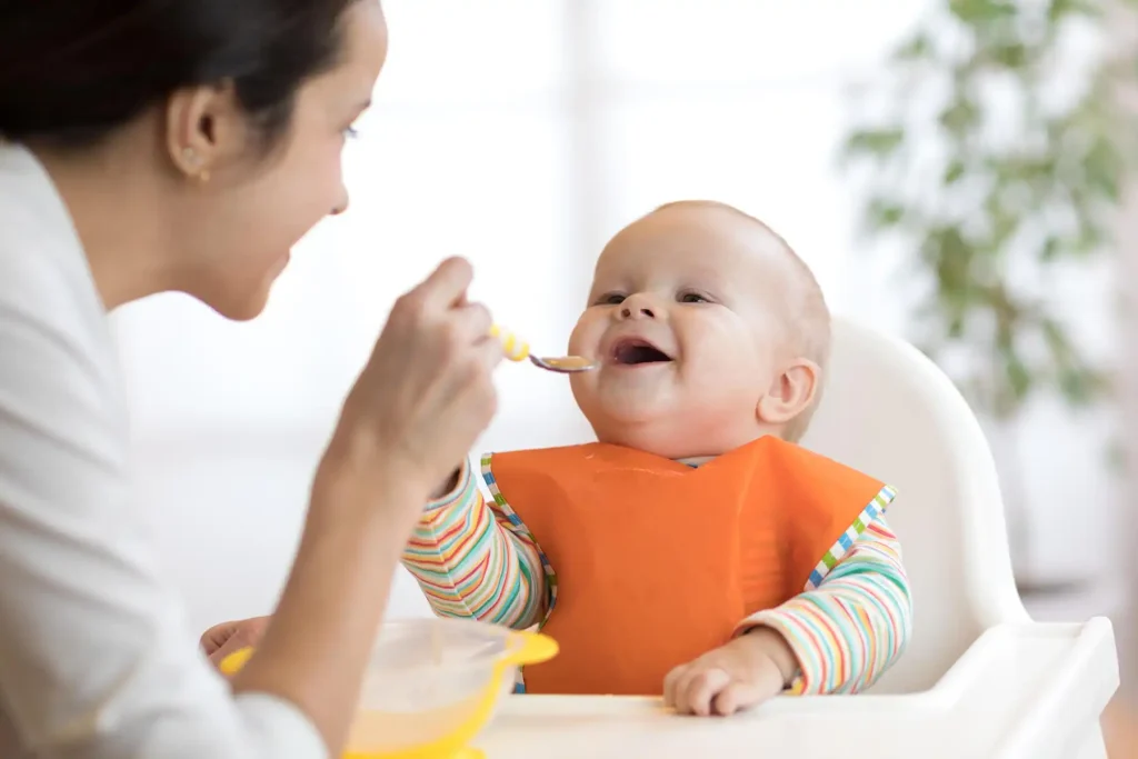 Bebekler İçin Sağlıklı beslenme alışkanlıkları kazanması için çeşitli besinleri deneyerek demir ve vitamin alımını dengeleyin.