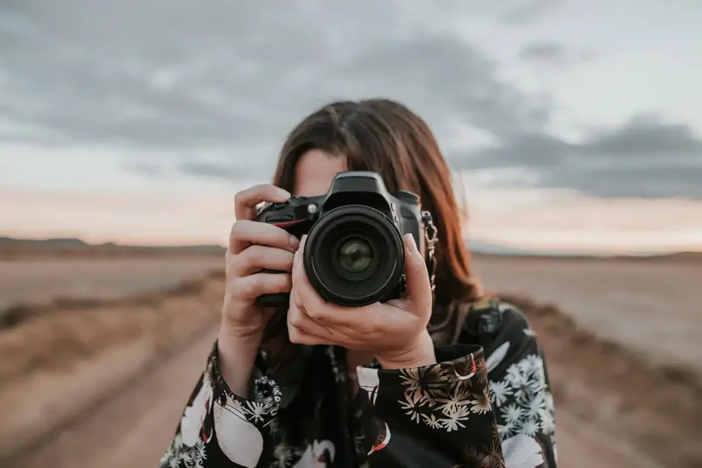 Etkileyici Fotoğrafçılık farklı açılardan çekim yapın. Kompozisyon kurallarına uyarak odak noktasını belirleyin ve renk/kontrast ayarlarına dikkat edin. 