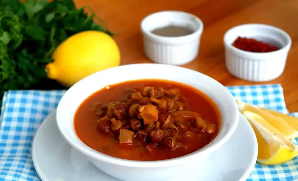 Sağlıklı ve lezzetli bamya çorbası yapımı için gerekli malzemeler, temizleme teknikleri, seçim ipuçları ve püf noktalar. Baharat önerileri ve farklı tariflerle ilgili ipuçları burada!