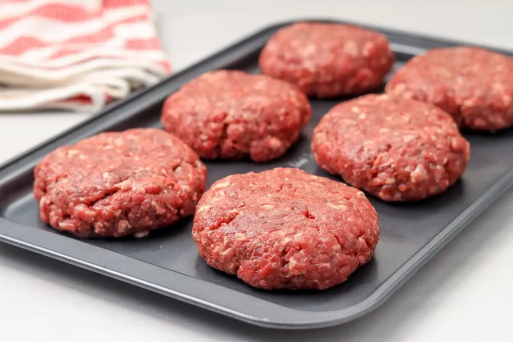 Ev yapımı lezzetli hamburger tarifi için en iyi malzeme seçimi, köfte yapımı, pişirme teknikleri ve eşsiz sunum önerilerine dair profesyonel ipuçları.