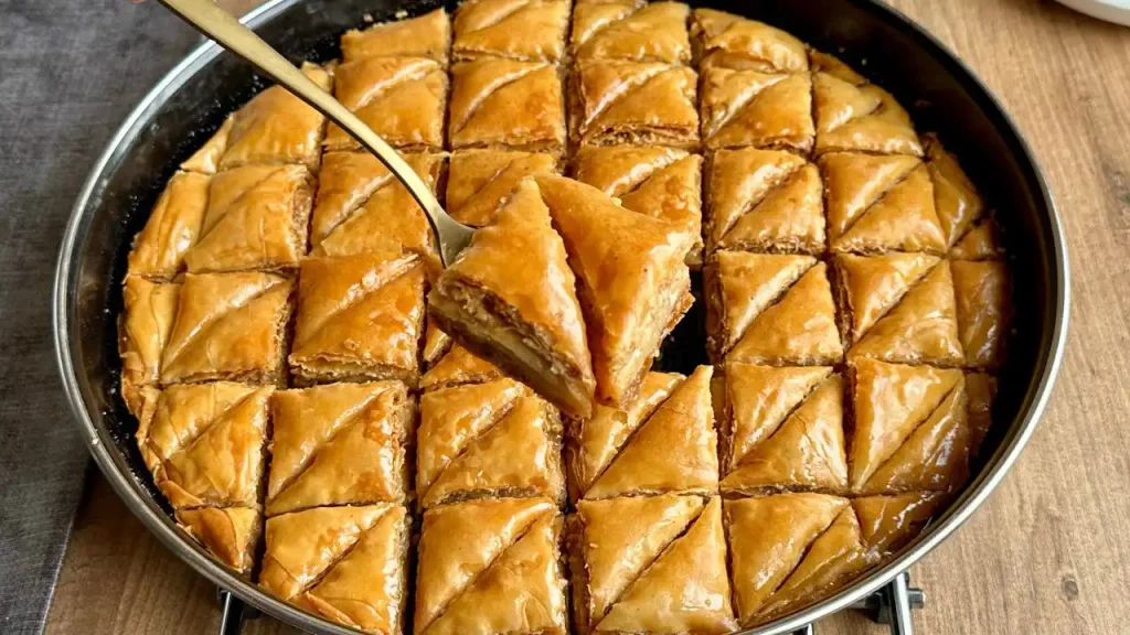 Evde kolay baklava tarifi ve yapımı için pratik tariflerimizle tanışın. Şimdi deneyin, lezzetli sonuçlar alın!