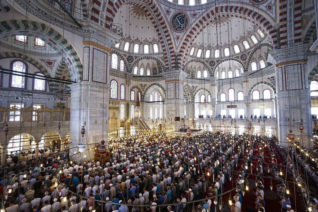 Mevlid Kandili'nin anlamı ve önemi hakkında detaylı bilgiler. Mevlid Kandili'ndeki ibadetler, dualar ve bu özel günün manevi değeri hakkında bilgi edinin.