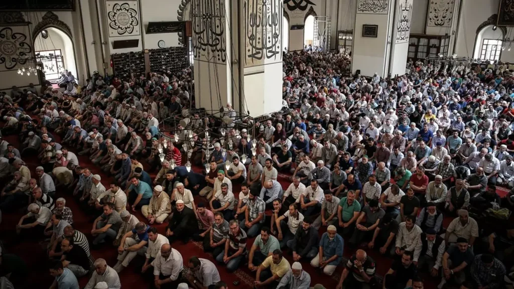 Mevlid Kandili'nin anlamı ve önemi hakkında detaylı bilgiler. Mevlid Kandili'ndeki ibadetler, dualar ve bu özel günün manevi değeri hakkında bilgi edinin.