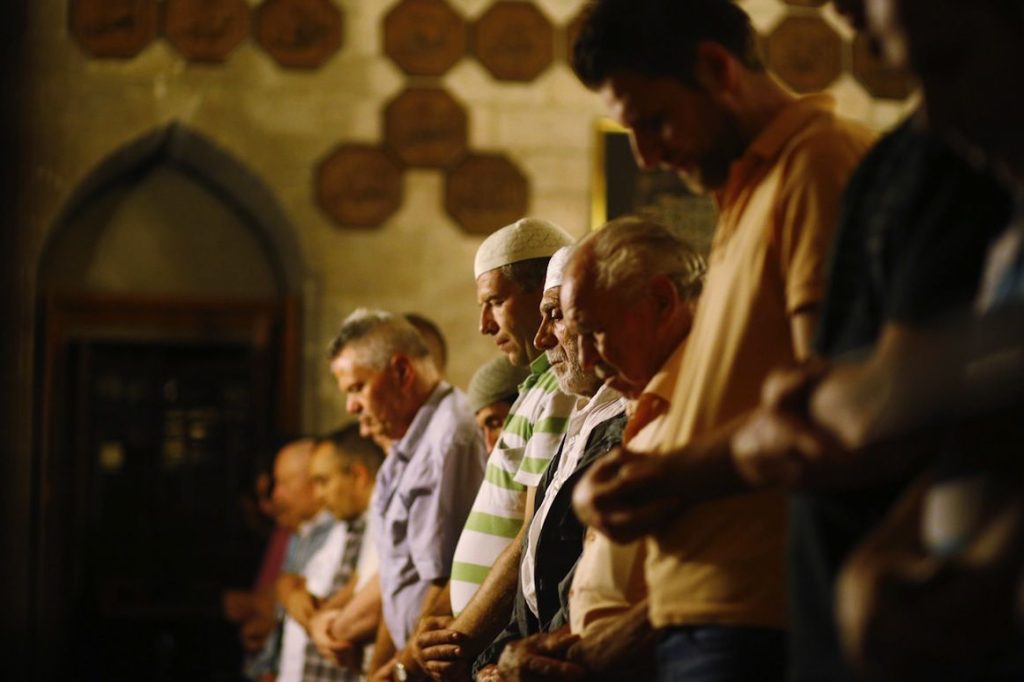 Mevlid Kandili'nin anlamı ve önemi hakkında detaylı bilgiler. Mevlid Kandili'ndeki ibadetler, dualar ve bu özel günün manevi değeri hakkında bilgi edinin.