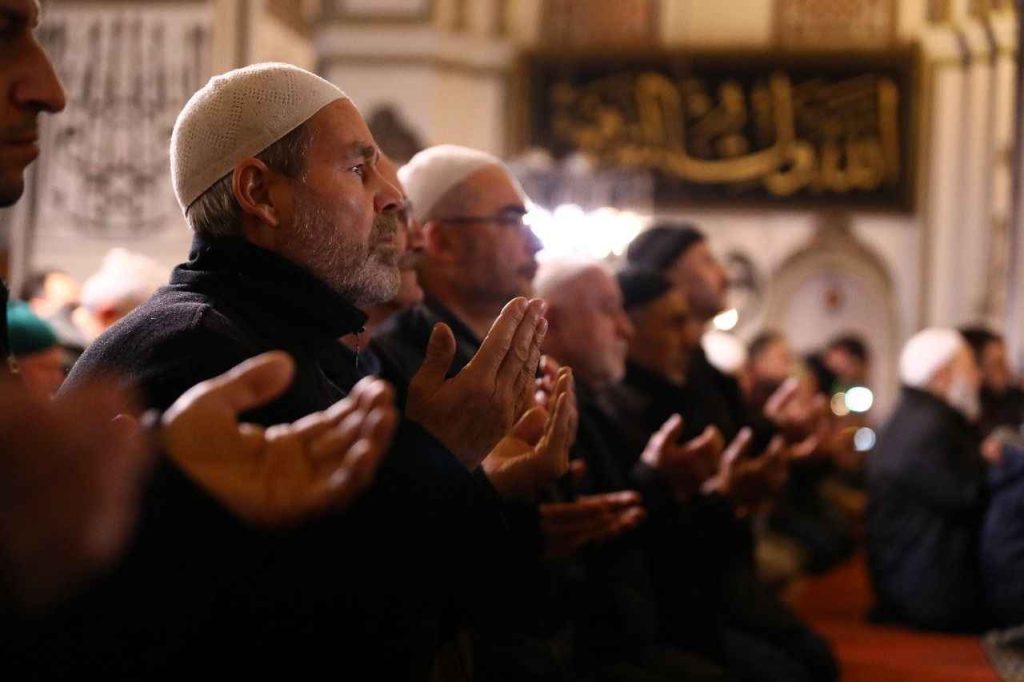 Mevlid Kandili'nin anlamı ve önemi hakkında detaylı bilgiler. Mevlid Kandili'ndeki ibadetler, dualar ve bu özel günün manevi değeri hakkında bilgi edinin.