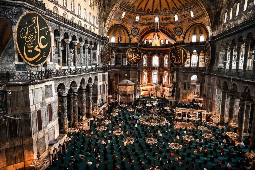 Mevlid Kandili'nin anlamı ve önemi hakkında detaylı bilgiler. Mevlid Kandili'ndeki ibadetler, dualar ve bu özel günün manevi değeri hakkında bilgi edinin.